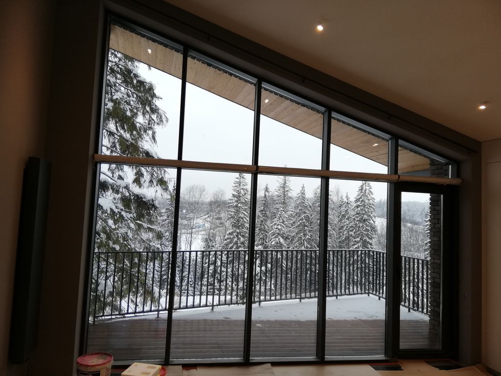 Вид изнутри остекленного коттеджа