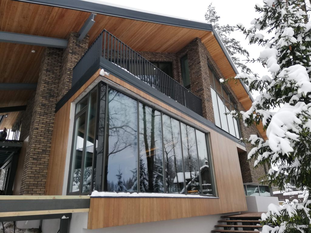 Остекленный коттедж